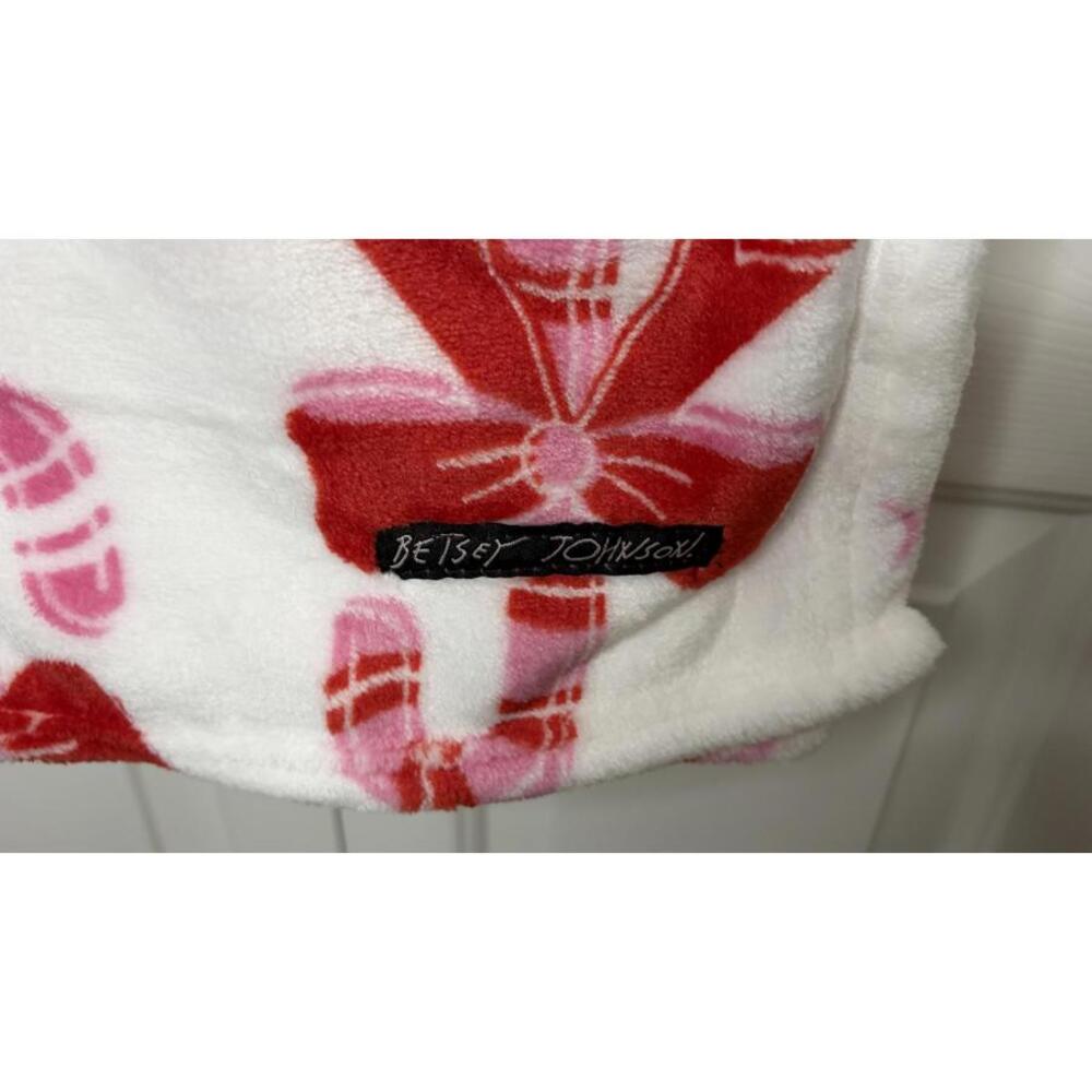 Betsey Johnson Ultra Soft Plush Throw Blanket – Candy Cane & Bow Print - Picture 4 of 7